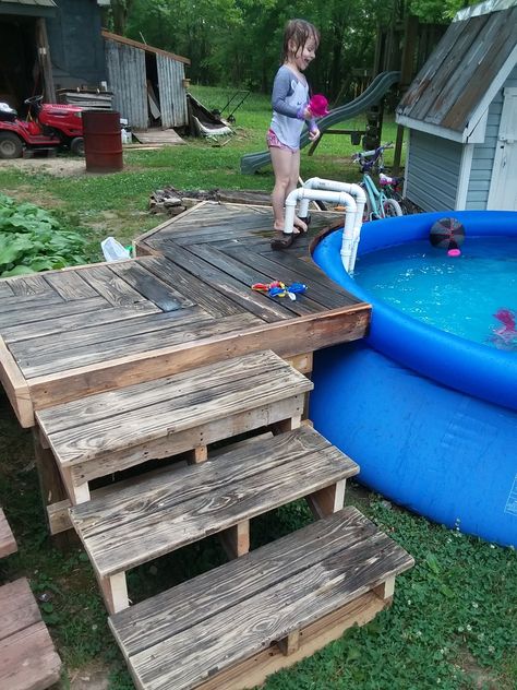 Small Pool Diy, Pallet Pool Deck Above Ground, Diy Pallet Pool Deck, Pallet Deck For Above Ground Pool, Pallet Pool Steps, Pallet Pool Deck, Easy Pool Deck, Pallet Steps, Small Above Ground Pool