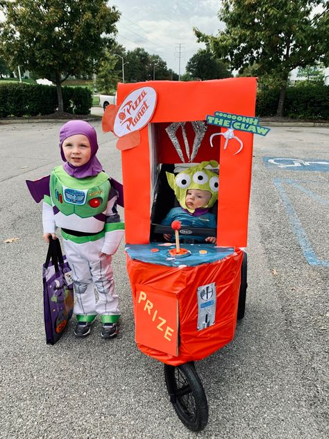 Claw Machine Costume, The Claw Costume Toy Story, Toy Story Claw Machine Costume, The Claw Costume, Diy The Claw Toy Story, Diy Claw Machine, Toy Story Claw Machine Diy, Wagon Halloween Ideas, The Claw Trunk Or Treat