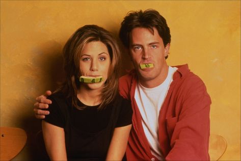 FRIENDS: Jennifer Aniston and Matthew Perry, first season Chandler Friends, Jenifer Aniston, Friends Cast, Ross Geller, Friends Tv Series, Wall Colour, Friends Moments, Friends Series, Phoebe Buffay