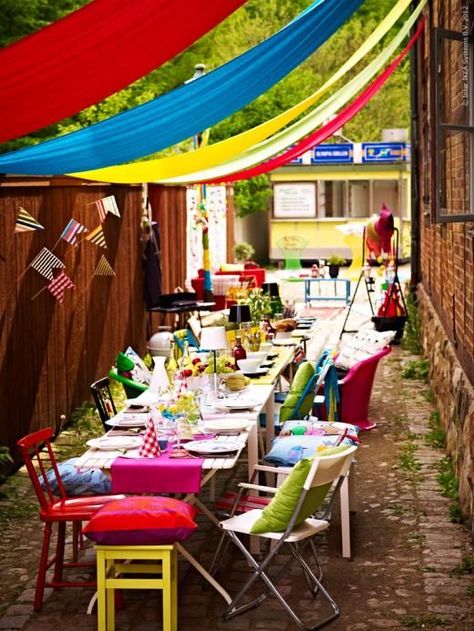 Popular Pin: Alleyway Turned Colorful Dinner Party Backyard Cafe, Italian Party, Interactive Exhibition, Spring Baby Shower, Flamingo Party, Table Set Up, Surprise Party, Long Table, Backyard Party