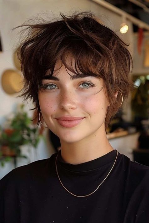 24 Exquisite Feathered Bangs Too Good to Miss in 2024! Feathered Bangs, Shaggy Short Hair, Hair Inspiration Short, Messy Short Hair, Funky Hairstyles, Shag Haircut, 짧은 머리, Short Hair Haircuts, Short Hair Cuts For Women