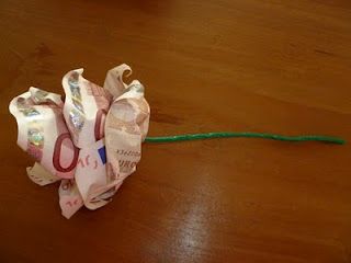 van papiergeld een roos maken Money Rose, Paint Fabric, Money Gifts, Creative Money Gifts, Money Origami, Money Gift, Craft Blog, Close To Home, Diy Creative