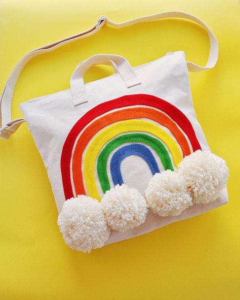 Pom Pom Tote Bag, Pompon Diy, Rainbow Pom Pom, Sac Diy, Diy Rainbow, Rainbow Crafts, Rainbow Gift, Hand Crochet Baby Blanket, Diy Tote Bag