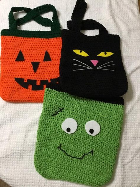 Crochet Halloween Bags, Crocheted Halloween, Repeat Crafter Me, Crocheted Bags, Crochet Halloween, Crochet Geek, Halloween Crochet Patterns, Halloween Tote Bag, Halloween Tote