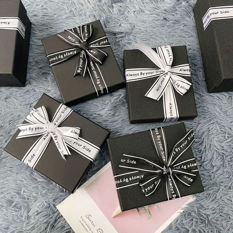 Black And White Gift Box Ideas, White Gift Box Ideas, Gift Box Aesthetic, Box Aesthetic, Gift Box Ideas, Gift Bouquet, Aesthetic Black, Box Ideas, Black Aesthetic