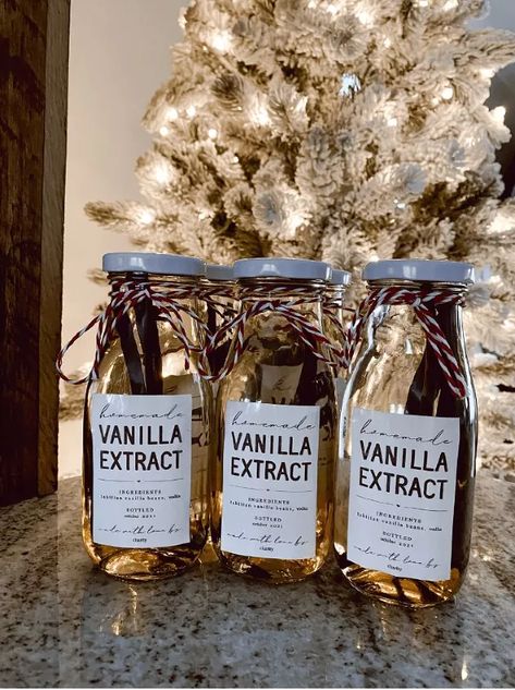 Homemade Vanilla Extract | Foodtalk Vanilla Extract Recipe, Homemade Vanilla Extract, Cadeau Parents, Homemade Holiday, Christmas Baskets, Cute Christmas Gifts, Homemade Vanilla, Handmade Christmas Gifts, Homemade Christmas Gifts