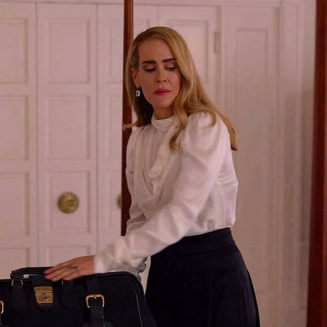 Cordelia Cordelia Goode Outfits, Cordelia Goode Aesthetic, Ahs Witches, Cordelia Goode, Luxurious Outfits, Emma Roberts Style, American Horror Story Coven, Style At A Certain Age, Sarah Paulson