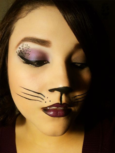 11 Awesome And Sexy Halloween Makeup Ideas - Awesome 11 Easy Cat Costume For Women, Easy Cat Costume, Cat Costume For Women, Cat Face Makeup, Carnaval Make-up, Maquillage Halloween Simple, Cat Halloween Makeup, Creative Halloween Makeup, Halloween Make-up Looks