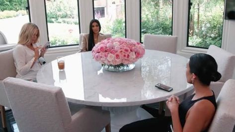 Kardashian Dining Room, Kardashian Home Decor, Khloe Kardashian Kitchen, Kylie Jenner Kitchen, Kylie Jenner Bathroom, Kim Kardashian House Interior, Kardashian Kitchen, Kim And Kourtney Kardashian, Kardashian House