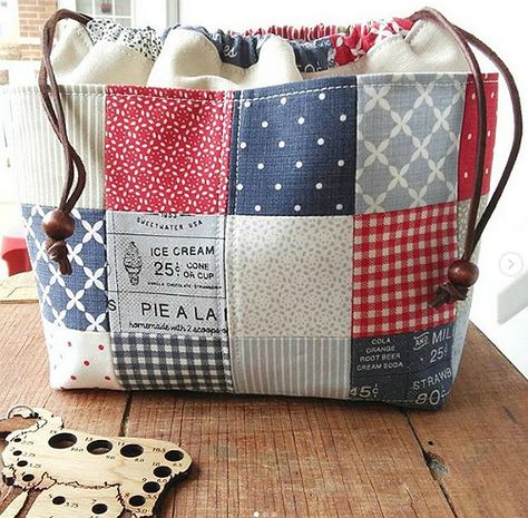 These Pretty Bags are So Easy to Make - Quilting Digest Quilting Digest, Sac Diy, Crazy Patchwork, Tote Bags Sewing, Waldorf Toys, Patchwork Bags, Project Bag, Pretty Bags, Fabric Baskets