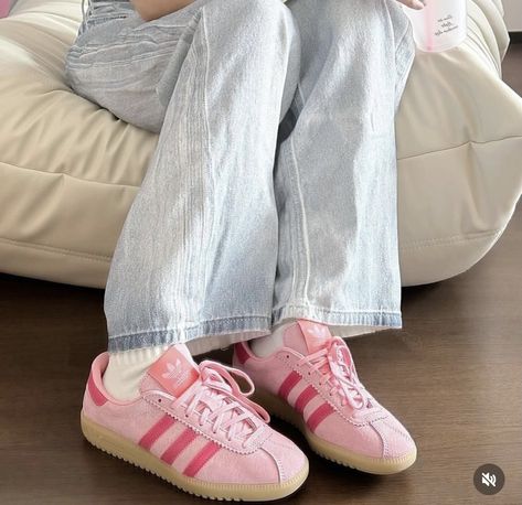 Adidas Bermuda, Samba Outfit Ideas, Adidas Samba Outfits, Samba White, Samba Outfits, Jean Beige, Platform Tennis, Adidas Og, Adidas Samba Outfit