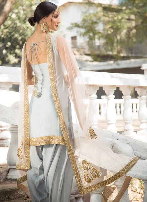 Light Grey and Pink Embroidered Punjabi Suit features a dhupioni silk kameez, santoon bottom and embroidered net dupatta. Handwork embellishments are present on this style. Indian Suits Punjabi, Silk Kameez, Simple Indian Suits, Punjabi Suits Party Wear, Patiala Suit Designs, Salwar Suits Party Wear, Suits Punjabi, Suit Clothing, Punjabi Salwar