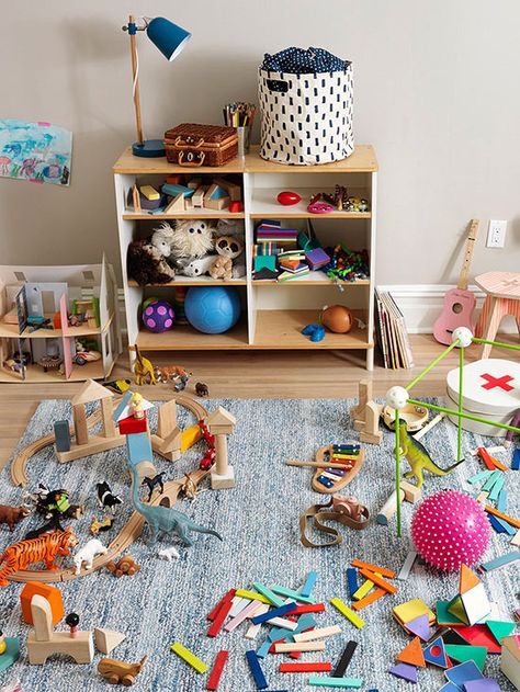 Turn a closet or cabinet into a "library" from which a certain number can be "checked out" at a time. When your child wants to switch playthings, she must bring one of her "checked out" toys back first. #organization Messy Kids Room, Project Playroom, Organized Playroom, Time Organization, Toy Library, Kids Playrooms, Organizing Toys, Toy Clutter, Messy Kids