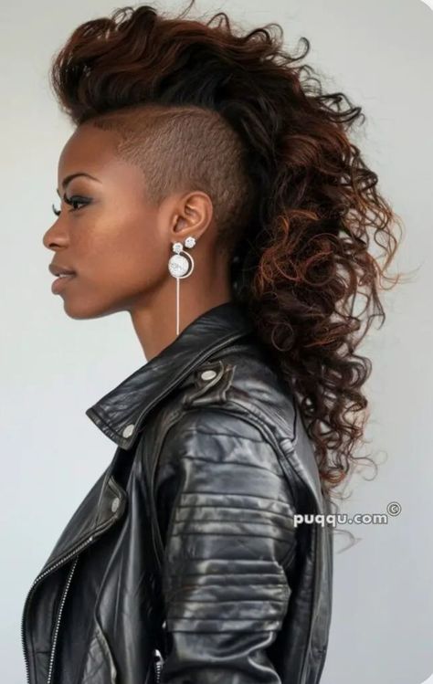 Mohawk Haircut For Women, Long Hair Mohawk, 4b Curls, Girl Mohawk, Curly Mohawk Hairstyles, Mohawk Haircut, Haircut For Women, Braids With Shaved Sides, Κούρεμα Bob