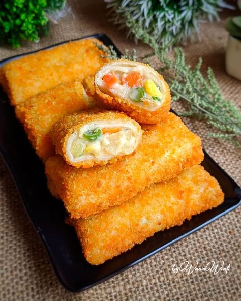 Resep Risoles Ragout Sayur dari @wawawiati. Secukupnya terigu dilarutkan dg air, tingkat kekental Ragout Recipe, Resep Makanan Beku, Recipes Snacks, Traditional Cakes, Food Recepie, Savory Snacks, Design Aesthetic, Photographing Food, Flavorful Recipes