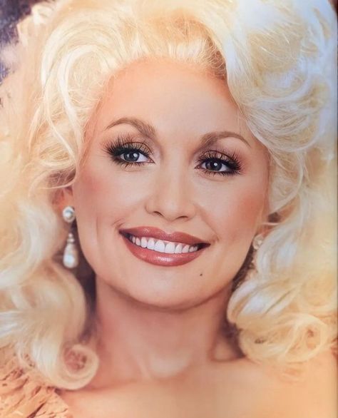 Dolly Parton Without Wig, Dolly Parton Makeup, Dolly Parton 80s, Dolly Parton Pics, Dolly Parton Without Makeup, Dolly Parton Pictures, Resident Assistant, Day Lilies, Close Up Portraits