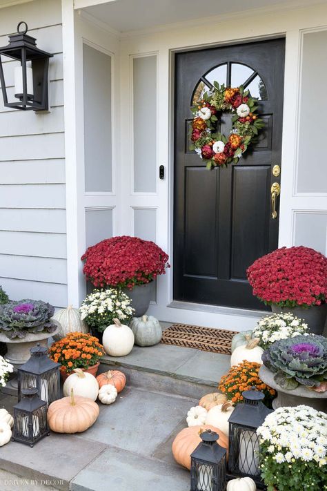 Porch Fall Decor, Outdoor Fall Decor Ideas, Fall Front Porch Decor Ideas, Diy Outdoor Lighting, Casa Halloween, Fall Front Porch Decor, Front Porch Decor, Fall Front Porch, Fall Outdoor Decor