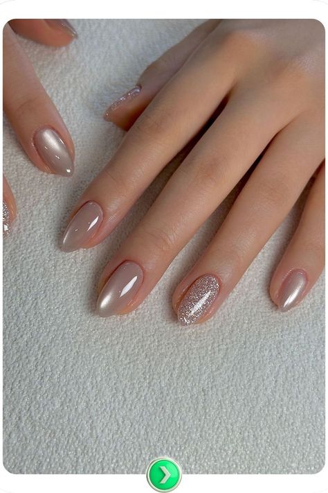 Glittery gold nude chrome nails with a hint of sparkle; ideal for those wanting a festive look without losing elegance, perfect for holiday events. Sparkle Chrome Nails, Nude Holiday Nails, Nude Chrome Nail, Nude Chrome Nails, Nude Chrome, Chrome Nail Ideas, Christmas Nails Easy, Chrome Nail, Nails Easy