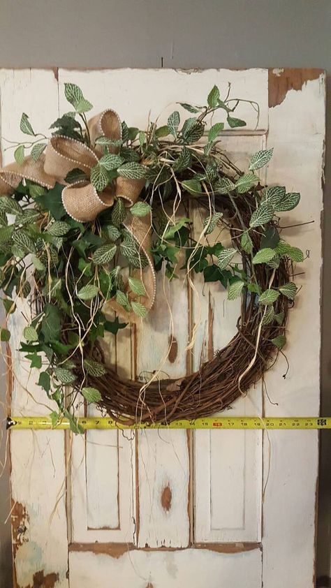 Simple Wreaths, Wreath Decorating Ideas, Wreath Greenery, Simple Bow, Fleurs Diy, Christmas Wreaths Diy Easy, Door Wreaths Diy, Christmas Wreaths For Front Door, Greenery Wreath