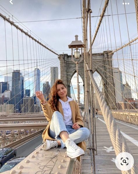 Senior Pictures New York City, Pose In Front Of Building, Dumbo Nyc Photo Ideas, New York Poses Photo Ideas, Brooklyn Bridge Picture Ideas, Ny Pictures, Brooklyn Bridge Pictures, Dumbo New York, New York Photo Ideas