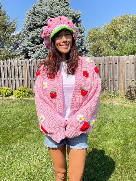 Strawberry cardigan Crochet Strawberry Cardigan, Strawberry Cardigan, Strawberry Love, Crochet Sweater Design, Diy Crochet Bag, Crochet Strawberry, Perfect Cardigan, Strawberry Pink, Warm Cardigan