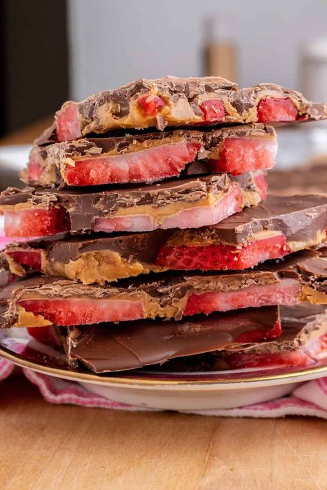 Strawberry Chocolate Peanut Butter Bark Peach Sherbet Recipe, Bark Healthy, Peanut Butter Chocolate Bark, Peach Desserts Easy, Peanut Butter Bark, Sherbet Recipes, Peach Desserts, Strawberry Chocolate, Chocolate Candy Melts