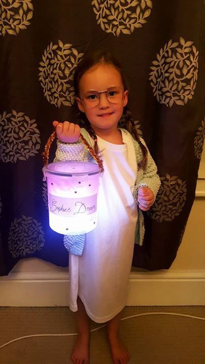 Sophie from BFG Roald Dahl Characters Costumes, Bfg Costume, Bfg Roald Dahl, Roald Dahl Characters, Storybook Character Costumes, Book Characters Dress Up, Roald Dahl Day, World Book Day Ideas, 80s Fancy Dress