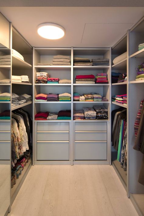 Wolkig Closet, Cama Closet, Closet Cupboard, Small Dressing Rooms, Rustic Bedroom Design, Dream Closet Design, Closet Design Layout, Closet Renovation, Open Closet