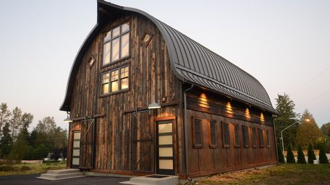 Old Barn Restoration, Barn Makeover, Barn Style Garage, Homeschool Room Design, Winning Awards, Truck Accident, Houses In Japan, Prairie Home, Barn Renovation