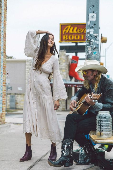 Country Western Styles Meets Boho With Spell Designs Festive Styles Charo Ruiz, Look Festival, Spell Designs, Stil Inspiration, Hair And Makeup Artist, Country Western, Estilo Boho, Flared Sleeves, Easy Wear