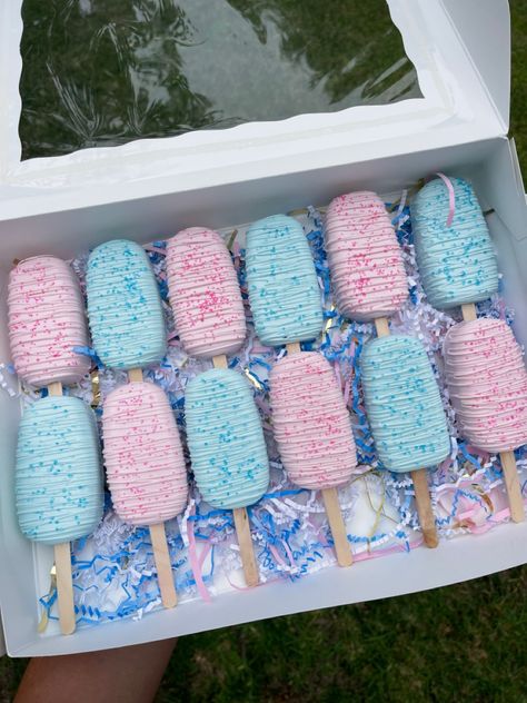 Gender Reveal Popsicles, Gender Reveal Cakesicles Ideas, Cakesicles Gender Reveal, Popsicle Gender Reveal, Gender Reveal Goodies, Cake Pops For Gender Reveal, Gender Reveal Treat Table Ideas, Gender Reveal Baked Goods, Gender Reveal Treat Ideas