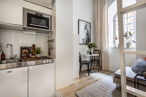 18 | Smallest studio apartment - Simon Donini - Architectural / interior photographer - Stockholm, Sweden Studio Flats, Luxury Studio Apartments, European Apartment, Backyard Art, Tiny Kitchen Design, Mini Apartments, K Studio, Studio Apartment Design, Studio Apartment Living