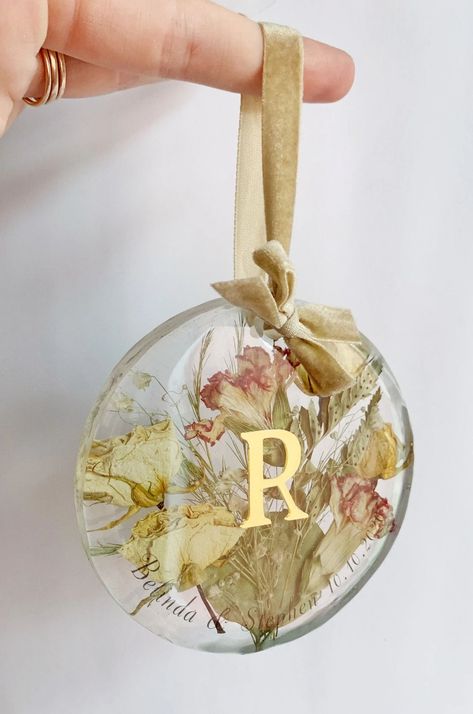 Resin Wedding Keepsake, Wedding Flower Saving Ideas, Bouquet Preservation Ideas Resin, Wedding Flowers Preservation, Flower Resin Ornament, Dried Wedding Flower Preservation Ideas, Wedding Flower Ornament, Wedding Bouquet Ornament, Wedding Bouquet After Wedding Ideas