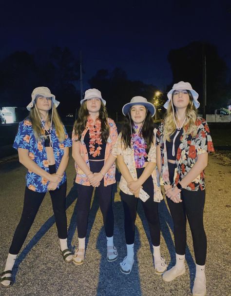 Funny Tourist Outfit, Group Twinning Outfits, Tourist Hairstyles Spirit Week, Tropical Dance Outfit, Vacation Spirit Week Outfit, Cute Tourist Outfits Spirit Week, Tourists Outfits Spirit Week, Tropical Day Outfits Spirit Week, Hawaiin Day Outfits For School