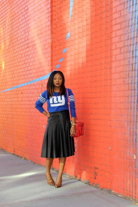 NY Giants: Sporty Chic Look - Rattles & Heels Giants Outfit Women, Team Outfits, Midi Leather Skirt, Modern Mom Style, Sporty Chic Outfits, Sports Team Apparel, Fan Style, Ny Giants, Modern Mom