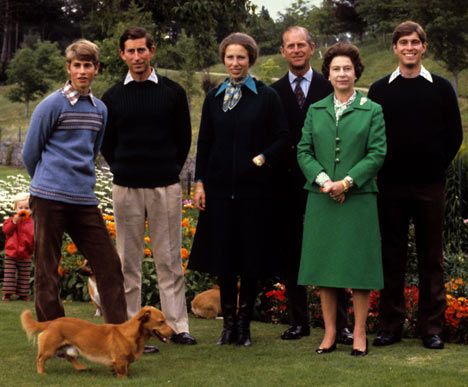 Prince Edward, Prince Charles, Princess Anne, Prince Philip, Queen Elizabeth and Prince Andrew 1979 Prince Philip Queen Elizabeth, Royal Family Christmas, Princesa Anne, Princesa Elizabeth, Rainha Elizabeth Ii, English Royal Family, Royal Christmas, Prinz William, Reine Elizabeth Ii