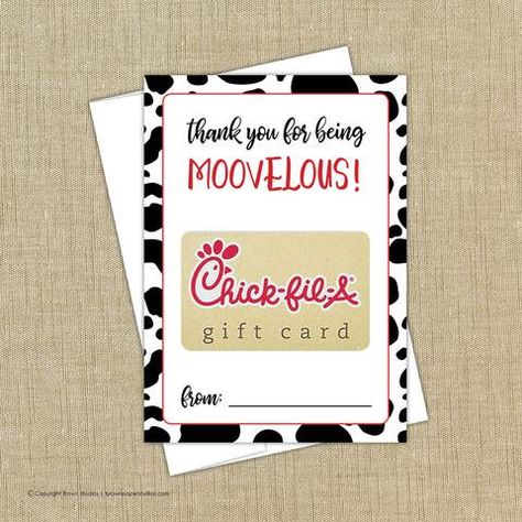 Moovelous Chick Fil A Gift Card Holder from BrownPaperStudios.com Teacher Appreciation Diy, Teachers Appreciation Week Gifts, Appreciation Gifts Diy, Teacher Treats, Teacher Appreciation Gifts Diy, Gift Card Holders, Starbucks Gift Card, Employee Appreciation Gifts, Staff Appreciation