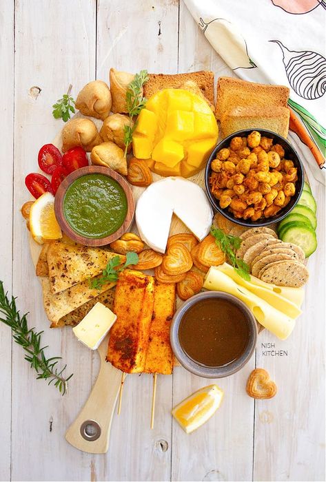 Indian Charcuterie Board, Charcuterie Board Video, Easy Indian Appetizers, Indian Chutney, Winter Holiday Recipes, Appetizer Board, Indian Cheese, Indian Appetizers, Spiced Chickpeas