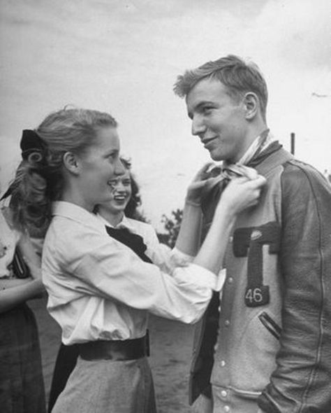 Couples Vintage, 1950s Woman, 1950s Fashion Women, 1950s Women, Old Fashioned Love, Robert Doisneau, Vintage Couples, Teddy Boys, Fotografi Vintage