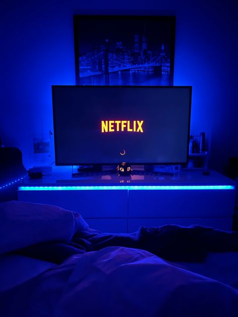 Snap Netflix And Chill, Bedroom Snapchat Stories Night, Netflix On Tv, Tv At Night, Netflix And Chill Tumblr, Tv Led Backlight, Easy Dragon Drawings, Theater Room Design, Black Background Images