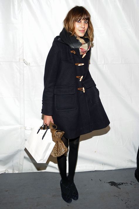 Daily Alexa Chung, Duffle Coat Women, Preppy Style Winter, Preppy Fall Fashion, Haute Couture Style, Preppy Mode, Alexa Chung Style, Duffel Coat, Coat Trends