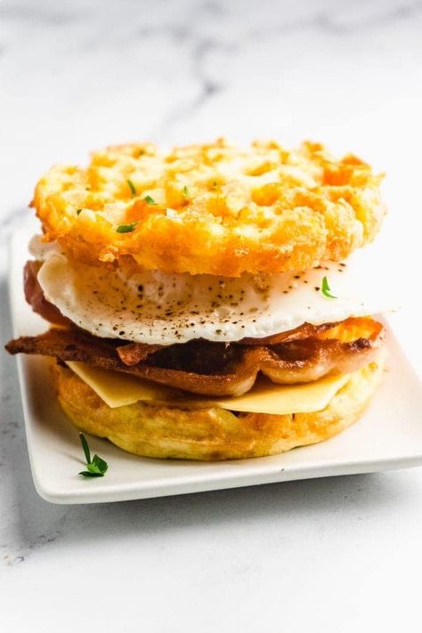 Try this recipe for a keto breakfast sandwich made with crispy bacon, egg, and cheesy chaffles! This recipe is low in carbs and high in flavor.  It's so quick and easy to make -- perfect for busy mornings. Chaffle Breakfast, Keto Breakfast Sandwich, Sandwich With Bacon, Keto Chaffle, Keto Zucchini, Bread Alternatives, Carb Alternatives, Egg Sandwich, Egg Sandwiches