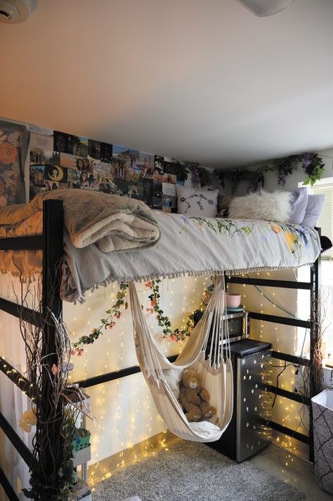 Lofted Dorm Beds, Dorm Decor Ideas, Dorm Room Layouts, College Dorm Room Inspiration, Cozy Dorm Room, Dorm Room Styles, Dream Bedroom Inspiration, College Dorm Room Decor, Dorm Room Designs