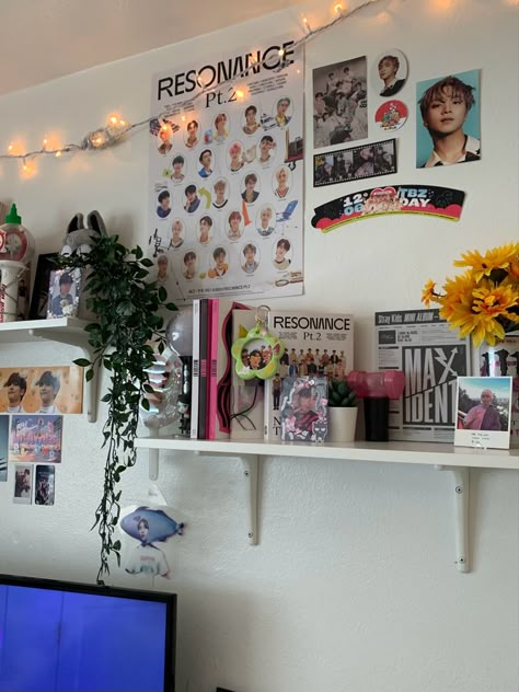 Kpop Albums Shelf Aesthetic, Kpop Album Setup, Small Kpop Room Ideas, Kpop Album Display, Wall Shelf Aesthetic, Kpop Shelf Aesthetic, Kpop Shelf Ideas, Hawaii Room, Album Shelf