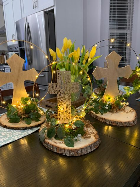 Cross Table Centerpiece, Christian Centerpiece Ideas, 1st Holy Communion Decorations, Religious Centerpieces Ideas, 1st Communion Centerpieces, First Comunion Decoracion Ideas, First Holy Communion Centerpieces, Diy Baptism Centerpieces, First Communion Decorations Centerpieces