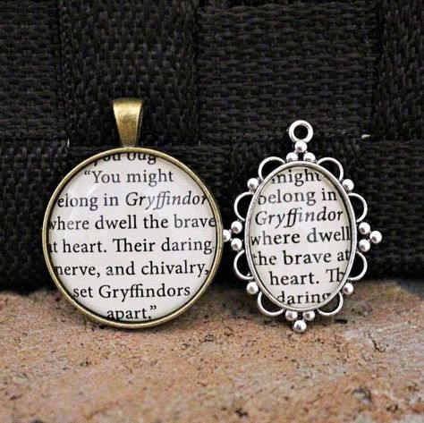 Old Bible Page Crafts, Book Page Jewelry, Diy Merchandise, Hp Christmas, Holiday Boards, Upcycled Books, Old Milk Jugs, Book Wreath, Books Crafts