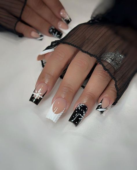 Black and white Christmas 😍… | Instagram Black Christmas Nails, 2023 Black And White, Black And White Christmas, Christmas Instagram, Nail Design Inspiration, Classy Acrylic Nails, Christmas Nails Acrylic, Xmas Nails, Christmas Nail Designs