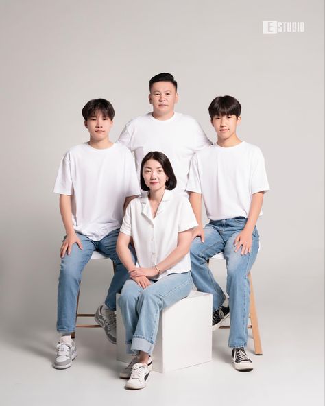 Family Potrait Pose Studio, Graduation Studio Photoshoot Ideas Family, Korean Family Photoshoot Studio, Family Photo Studio Ideas Portrait Poses, 4 Family Photoshoot, Family Of 4 Studio Photoshoot, Family Studio Photoshoot Ideas, Family Photoshoot Themes, Family Poses Photography For 4