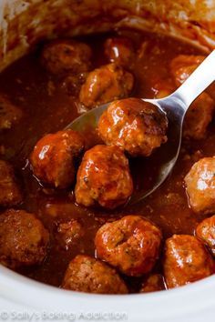 Easy slow cooker BBQ meatballs make the perfect comforting weeknight dinner recipe or crowd-pleasing appetizer. Recipe found on sallysbakingaddiction.com Slow Cooker Bbq Meatballs, Bbq Turkey Meatballs, Turkey Meatballs Crockpot, Slow Cooker Turkey Meatballs, Super Bowl Essen, Super Bowl Food Easy, Turkey Meatballs Healthy, Ground Turkey Meatballs, Sunday Food