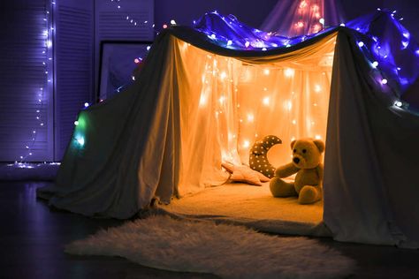 IKEA Blanket Fort Instructions: How to Make a Fort During Quarantine - Thrillist Diy Blanket Fort, Strike Ideas, Indoor Forts, Bed Fort, Diy Fort, Cool Forts, Indoor Tents, Bedroom Patio, Blanket Fort